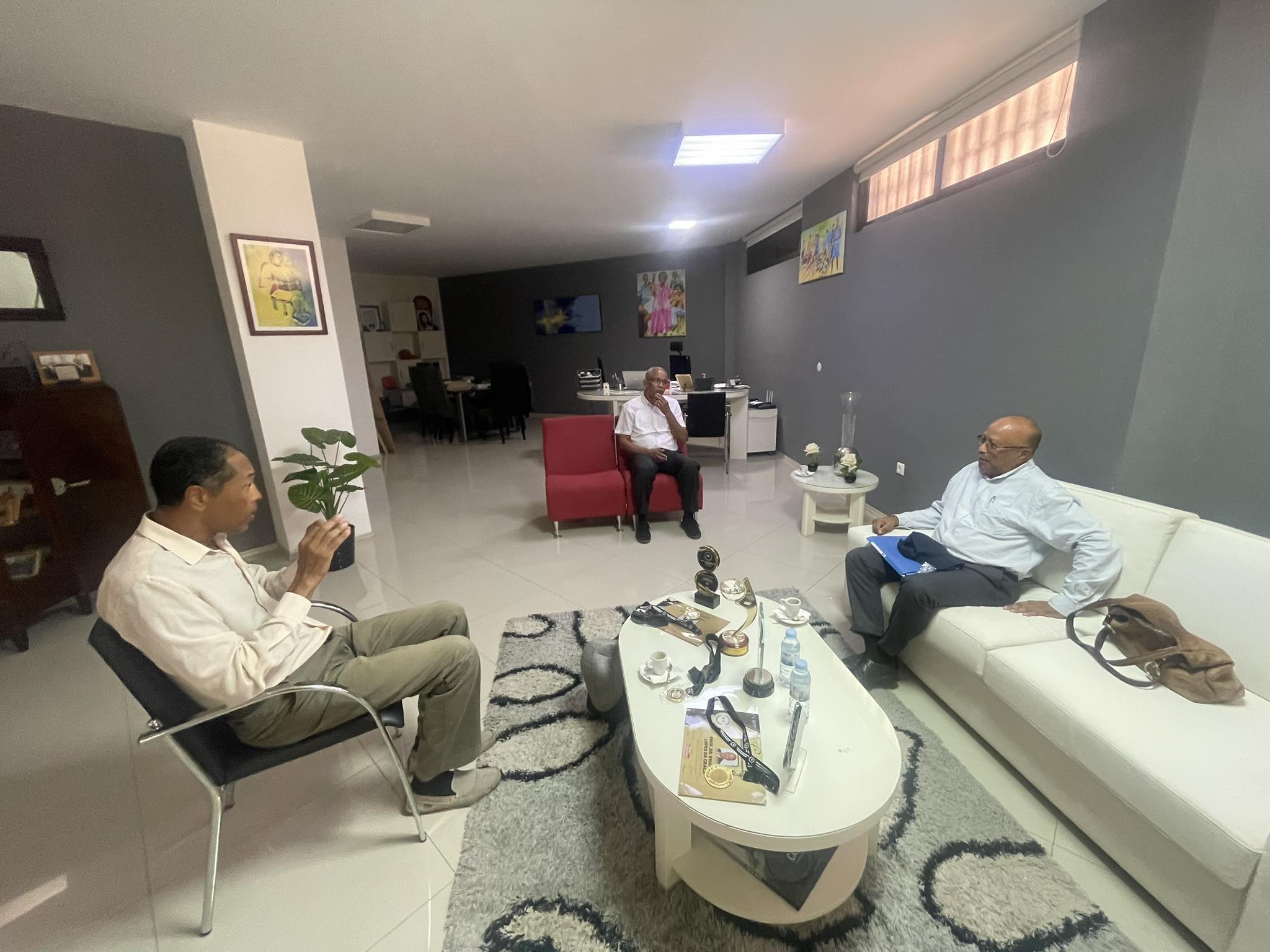 Reitor da UNI- MINDELO recebe Bastonário da OECV